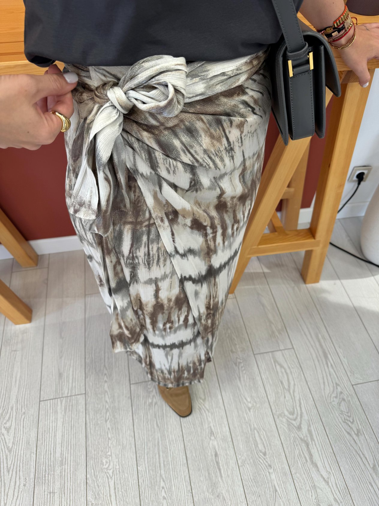 Belden Kruvaze Bağlamalı Bej Batik Desenli Etek