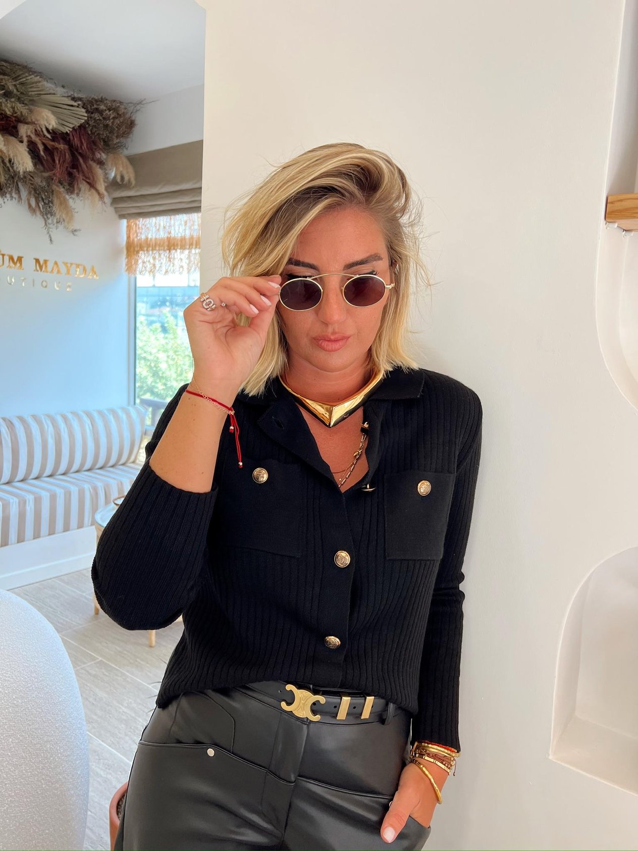 Gold Düğmeli Siyah Triko Hırka