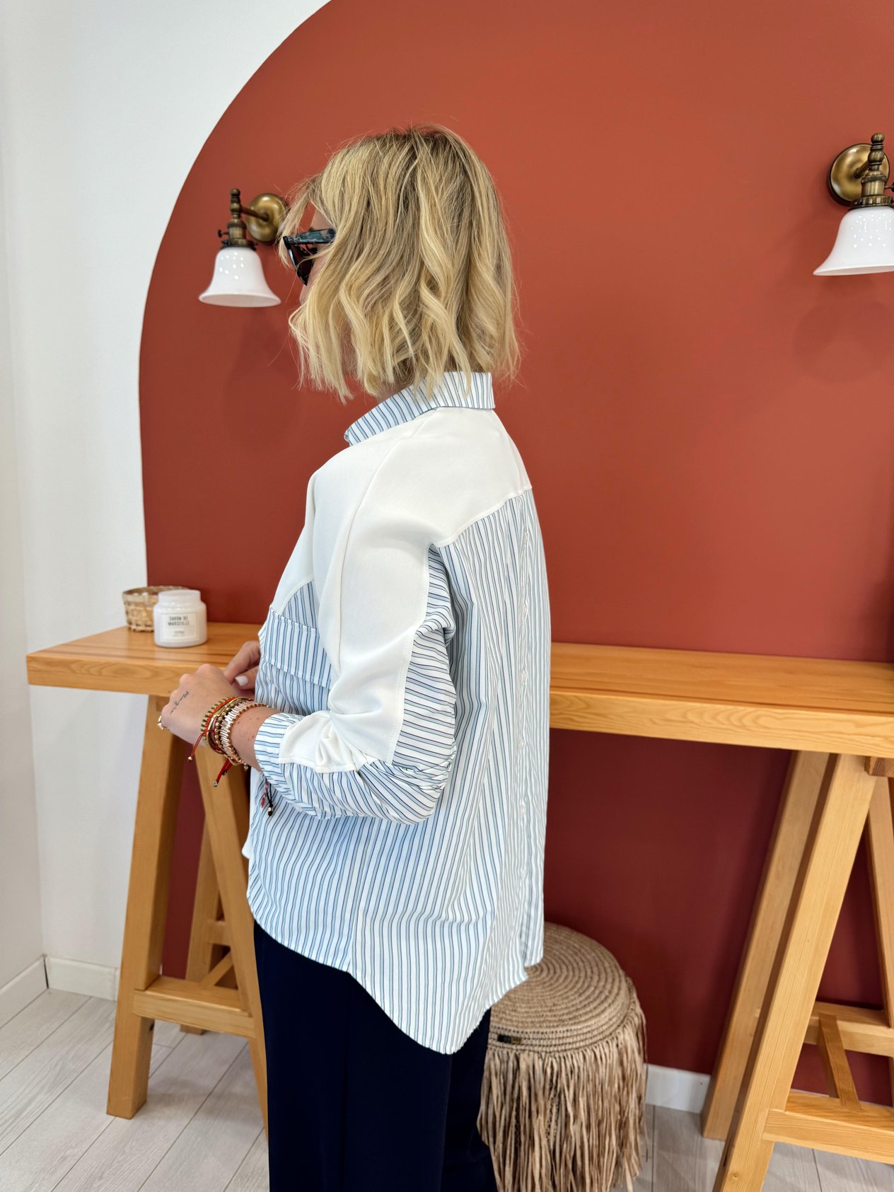 Modal Detaylı Beyaz Çizgili Poplin Gömlek