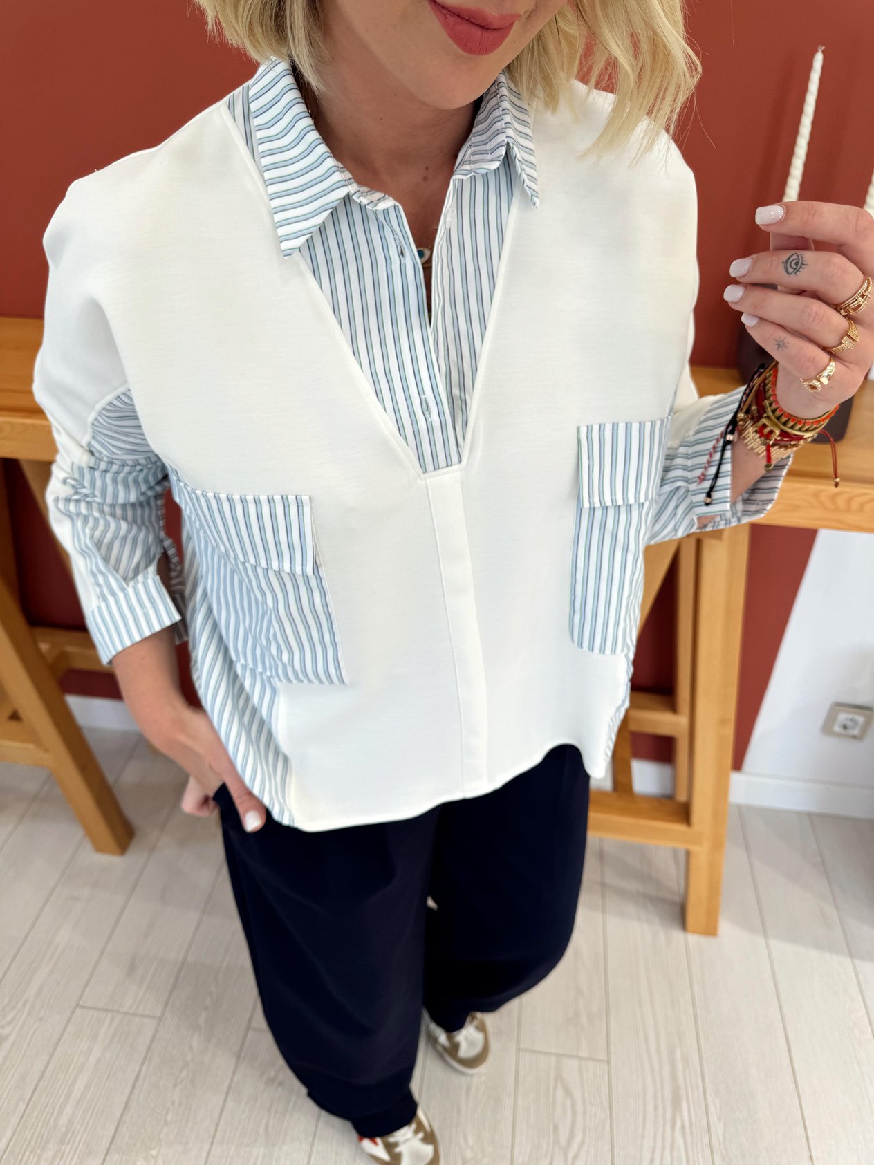 Modal Detaylı Beyaz Çizgili Poplin Gömlek