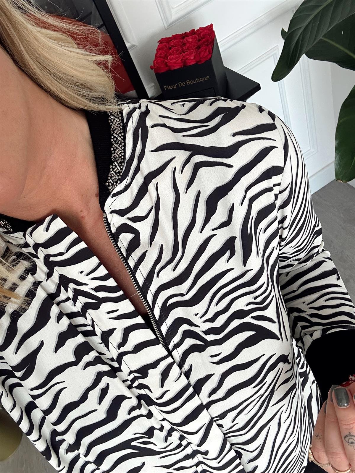 Orijinal Model, Yakası Taşlı, Zebra Desenli, Önden Fermuarlı Şifon Bluz