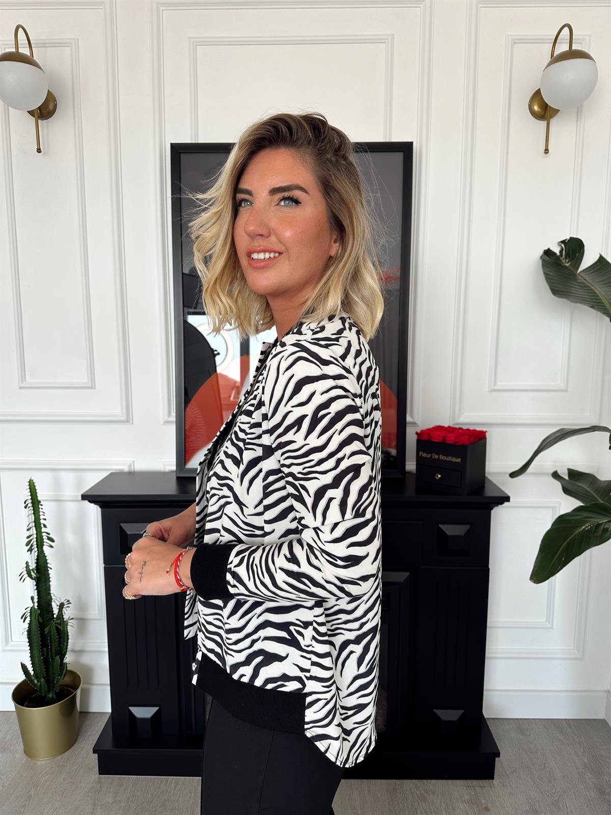 Orijinal Model, Yakası Taşlı, Zebra Desenli, Önden Fermuarlı Şifon Bluz