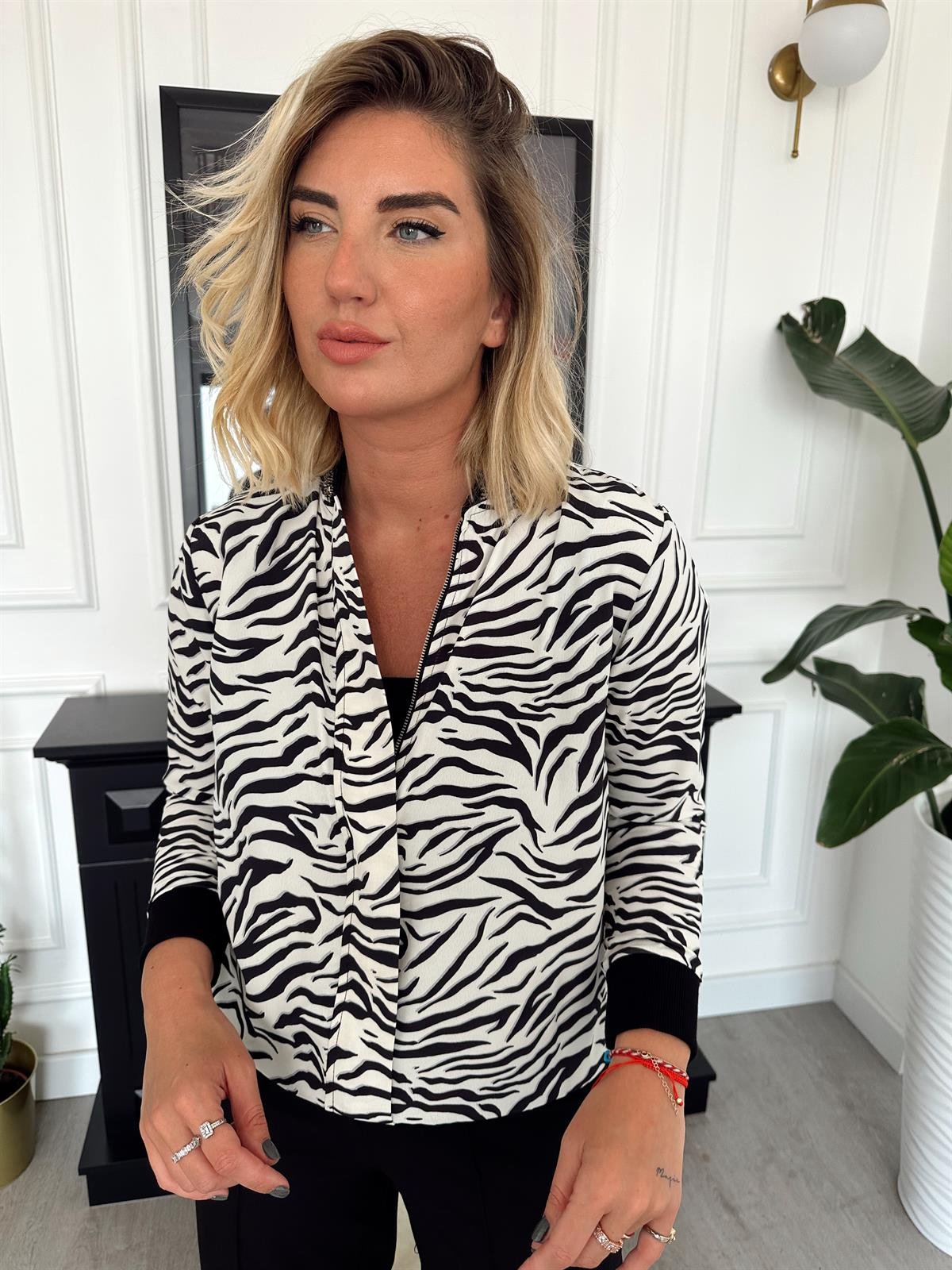 Orijinal Model, Yakası Taşlı, Zebra Desenli, Önden Fermuarlı Şifon Bluz