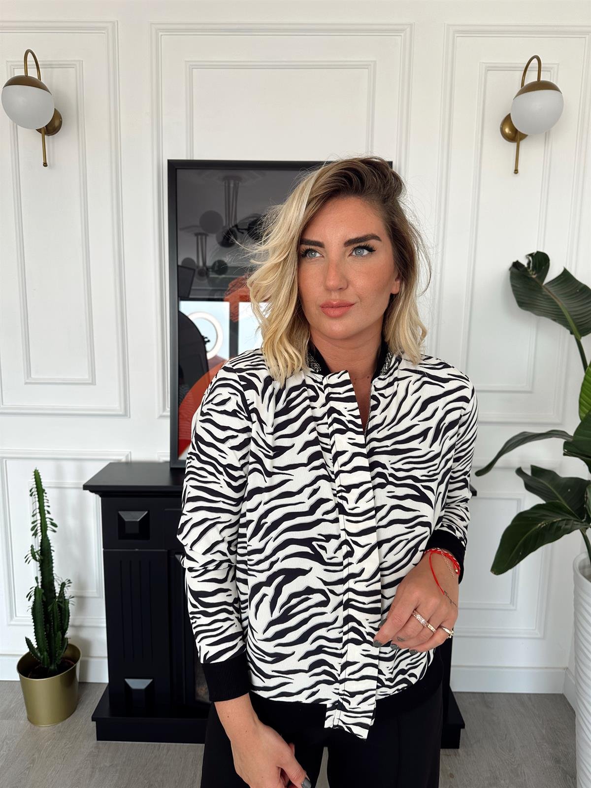 Orijinal Model, Yakası Taşlı, Zebra Desenli, Önden Fermuarlı Şifon Bluz