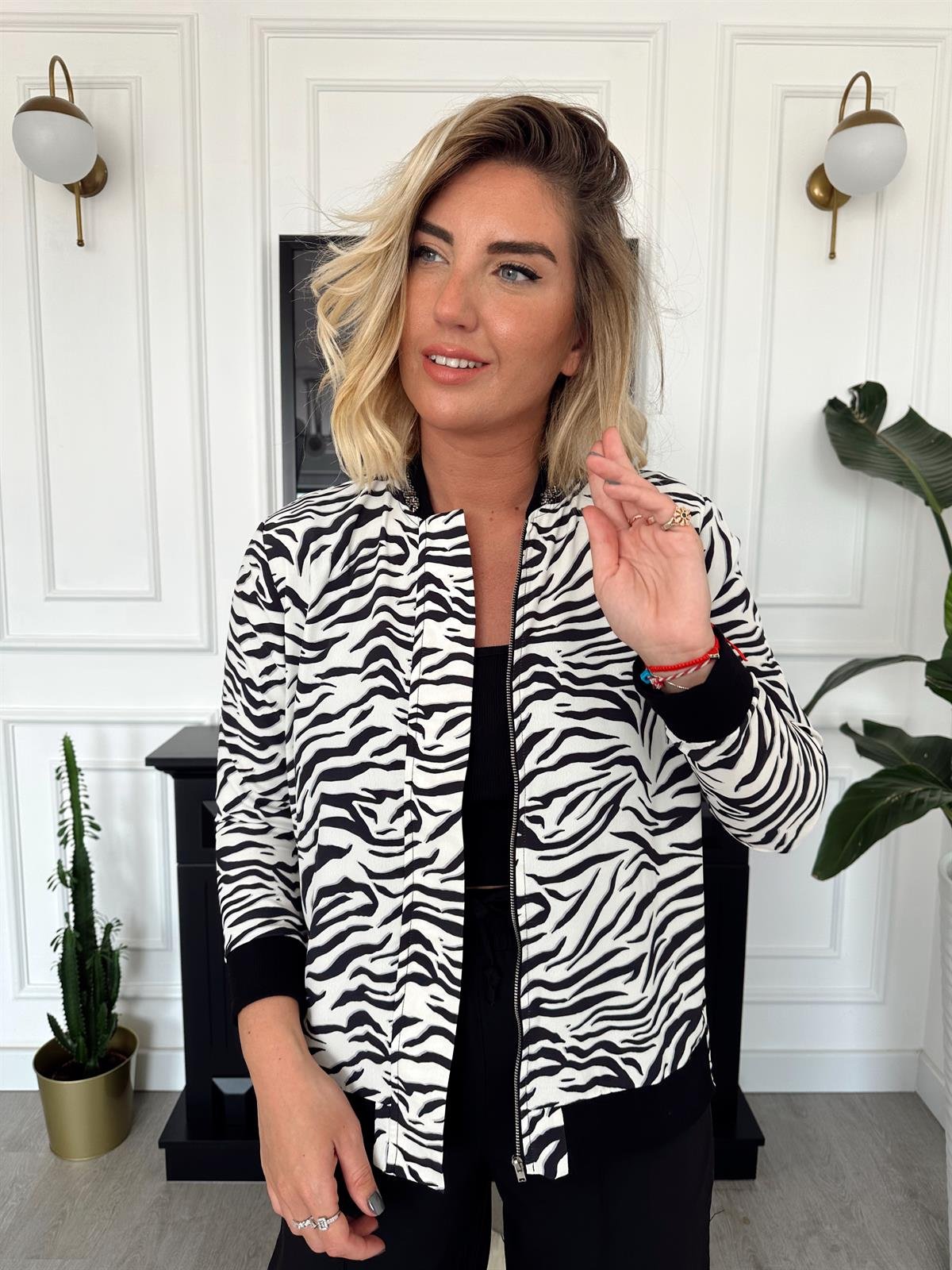 Orijinal Model, Yakası Taşlı, Zebra Desenli, Önden Fermuarlı Şifon Bluz