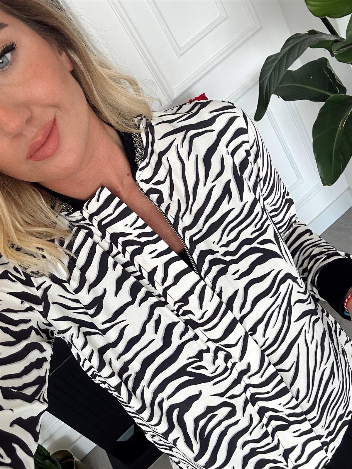 Orijinal Model, Yakası Taşlı, Zebra Desenli, Önden Fermuarlı Şifon Bluz