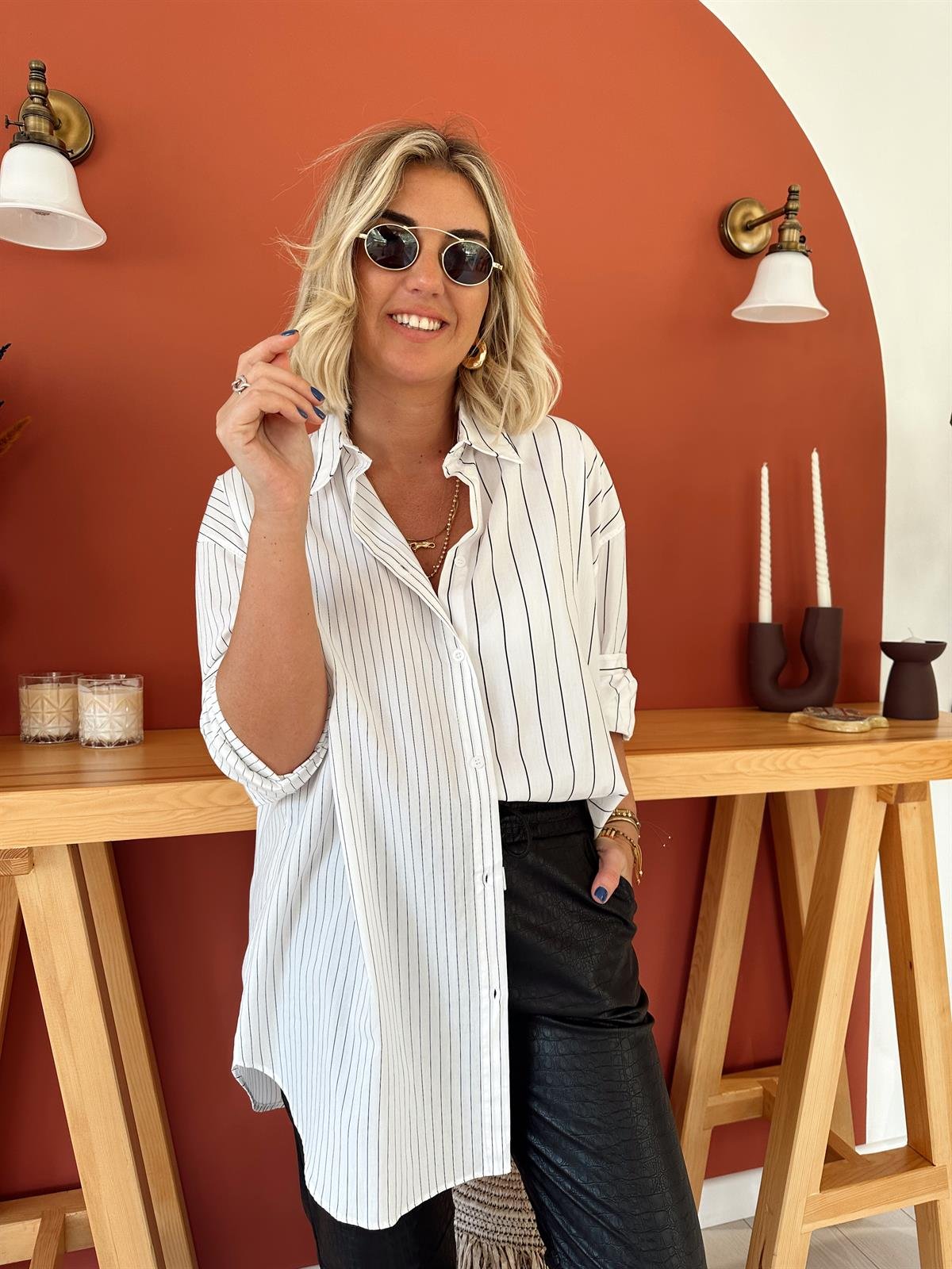 Orjinal Model , Asimetrik Kesim , Siyah Çizgili Beyaz  Gömlek