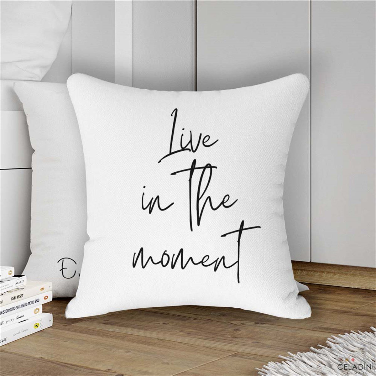 Live in The Moment Yazılı Kırlent Kumaşı