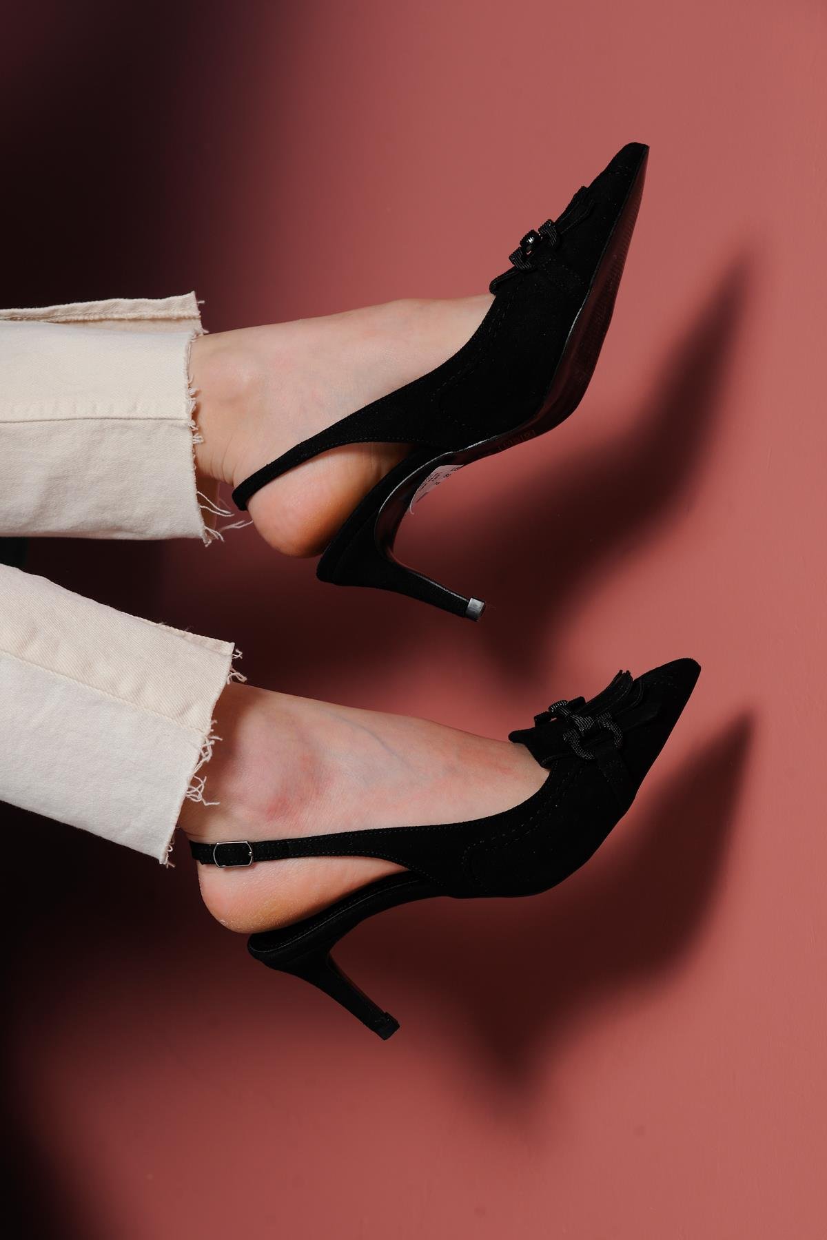 Lery Siyah Aksesuar Detaylı Stiletto Sandalet