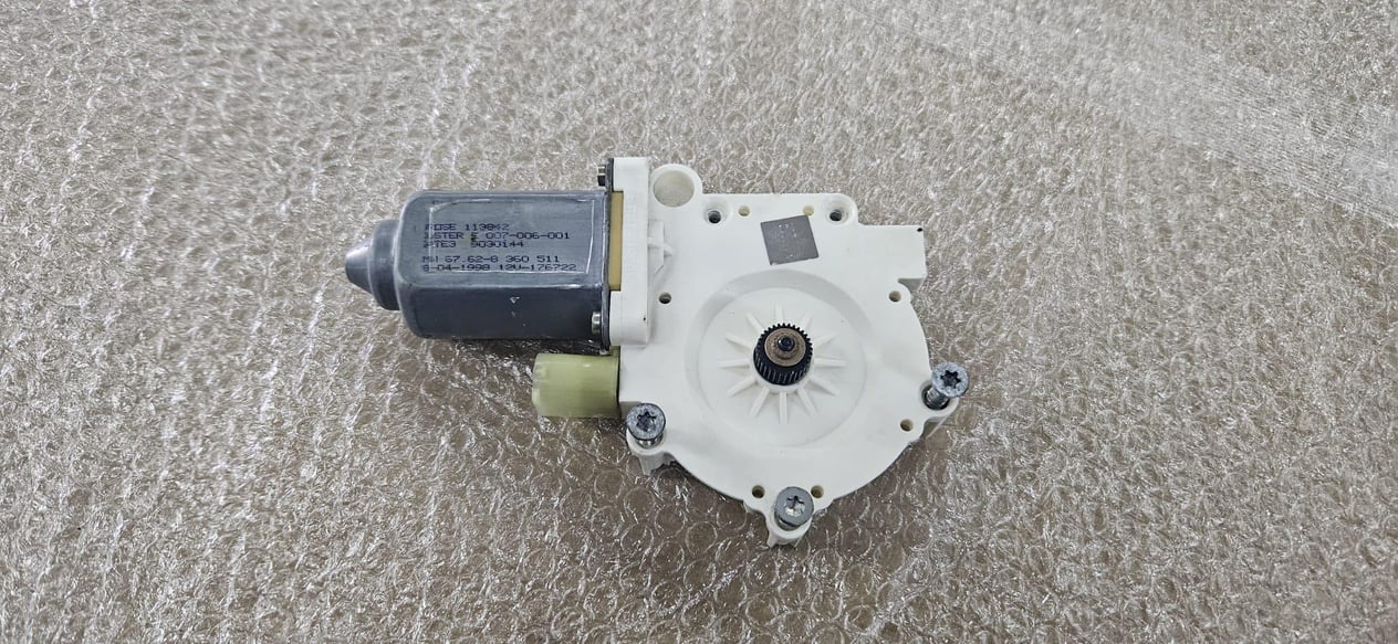 E39 ÖN CAM MOTORU (L) - ARKA (R)