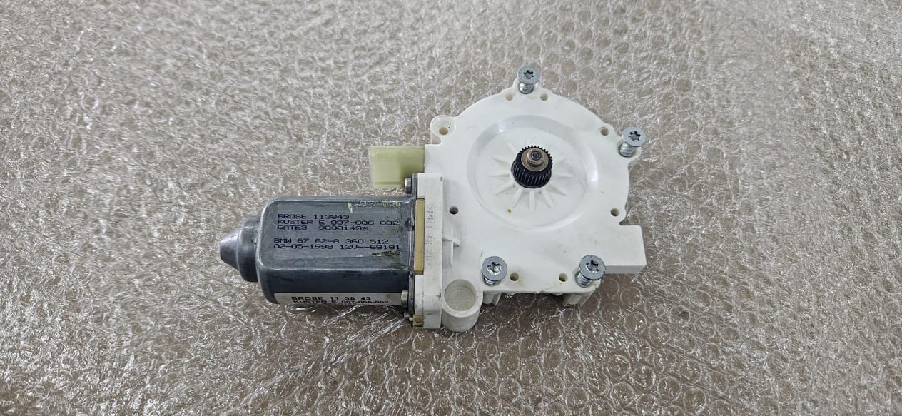 E39 ÖN CAM MOTORU (R) - ARKA (L)