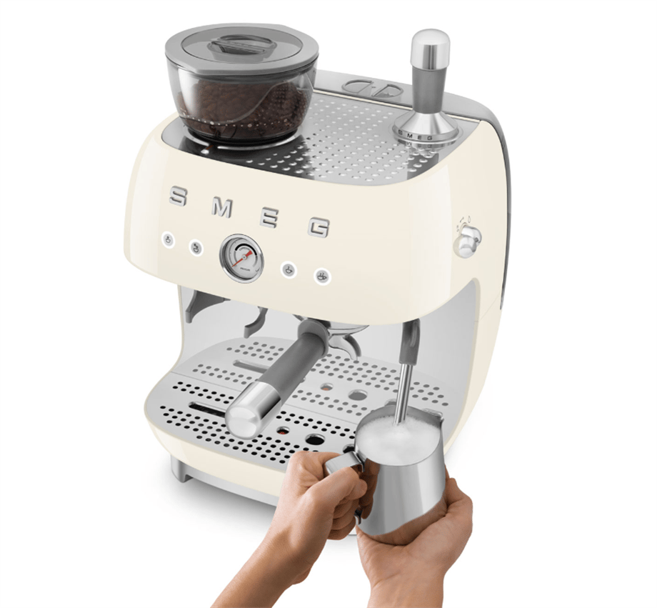SMEGKREM ÖĞÜTÜCÜLÜ ESPRESSO KAHVE MAKİNESİ ECF03BLEUEGF03CREU