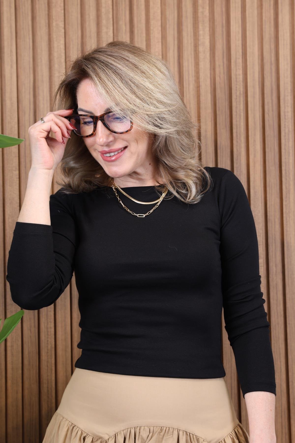 Geniş Yaka Siyah Basic Bluz