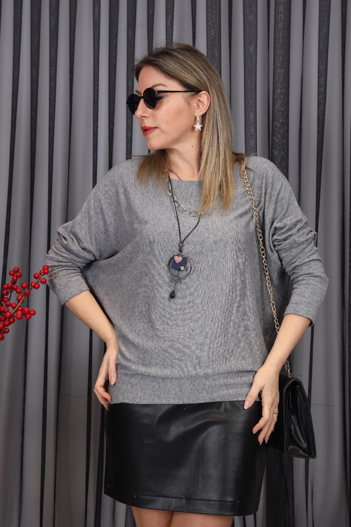 Kolye Detay İthal Gri Oversize Bluz