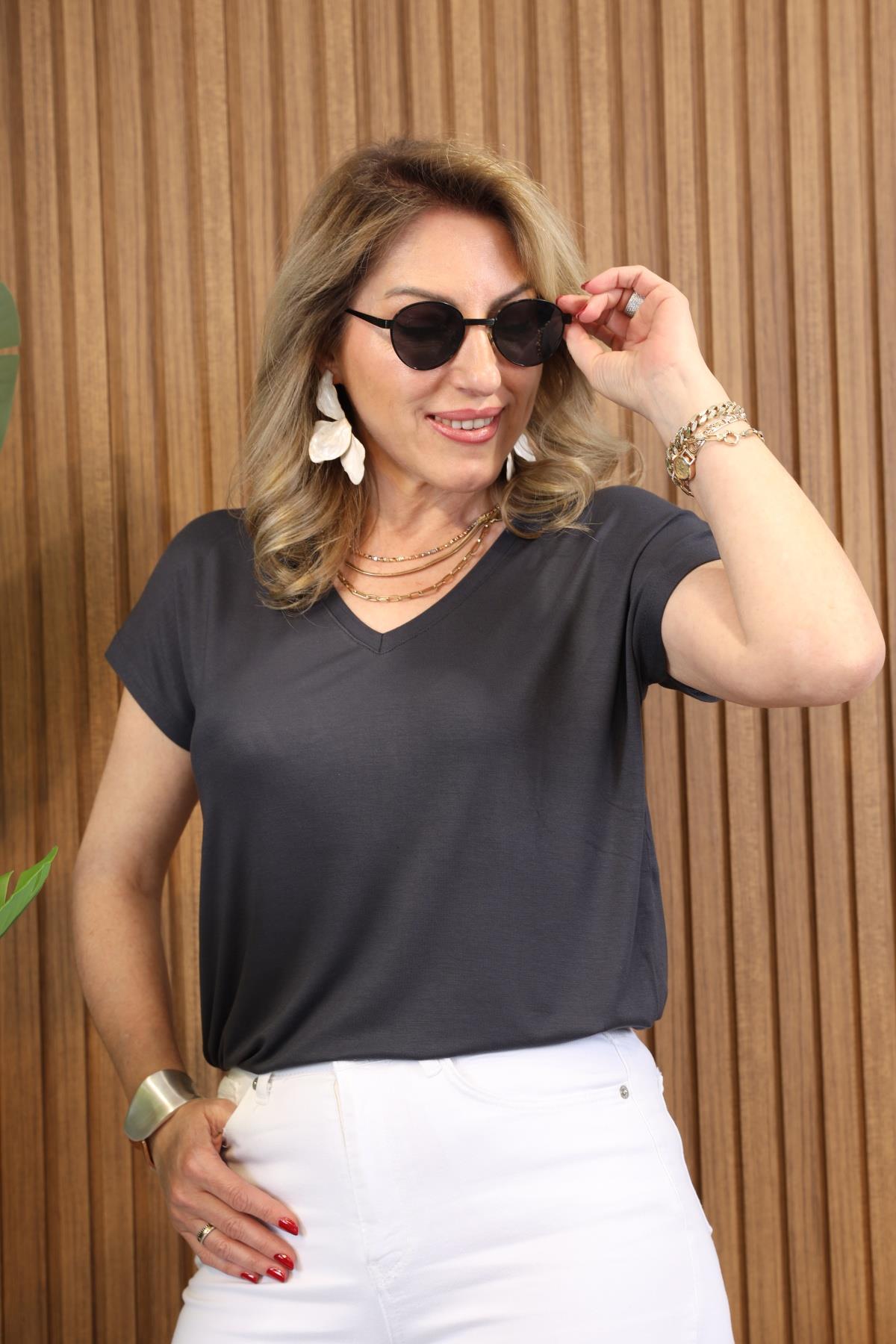 V Yaka Antrasit Basic T-shirt