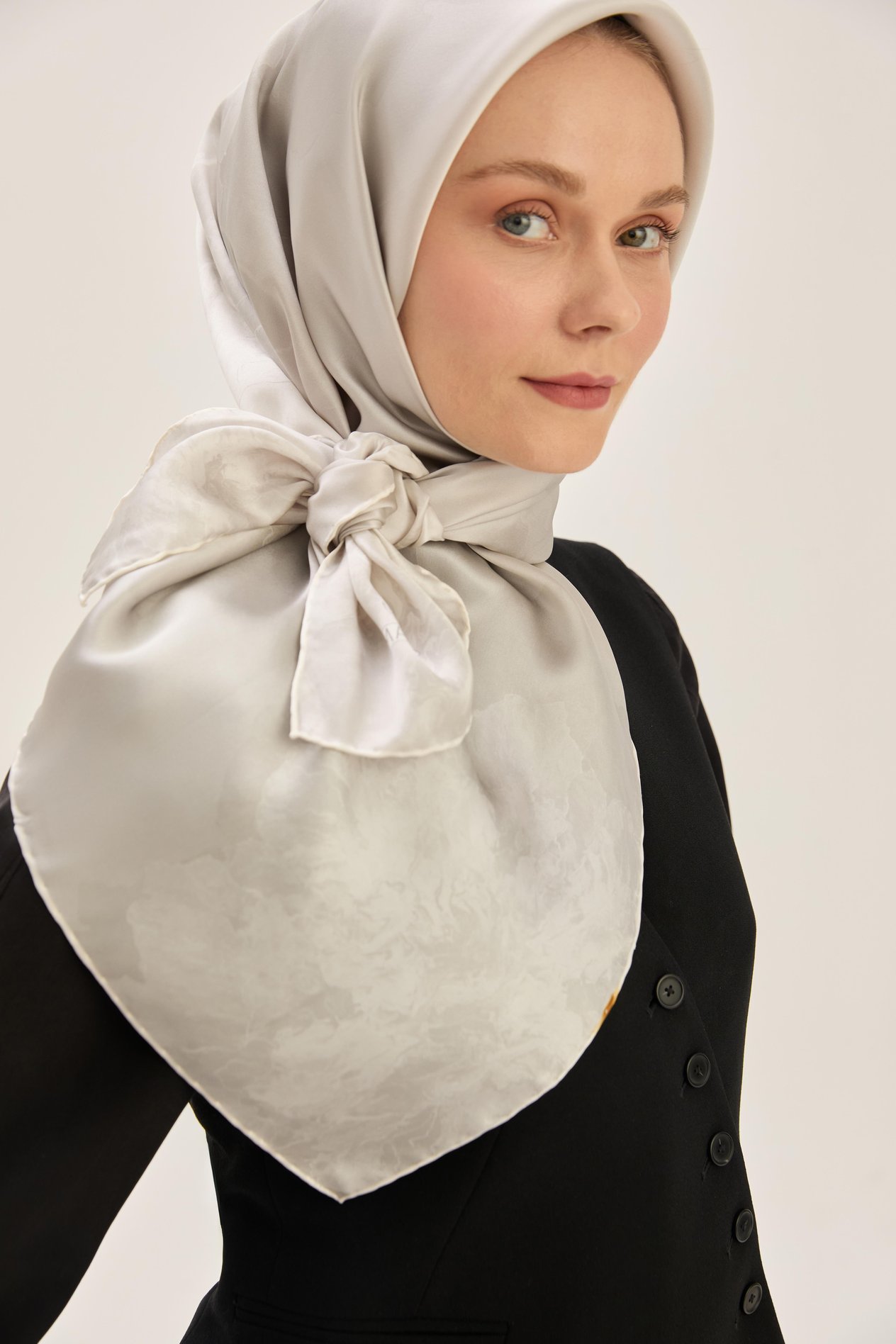KATRE SURA İPEK EŞARP 90*90 CM - AÇIK GRİ