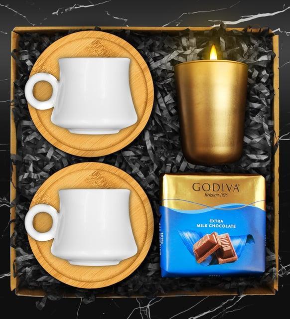 İkili Bambu Tabaklı Porselen Fincan Takımı & Renkli Cam Mum & Godiva Çikolata Hediye Seti