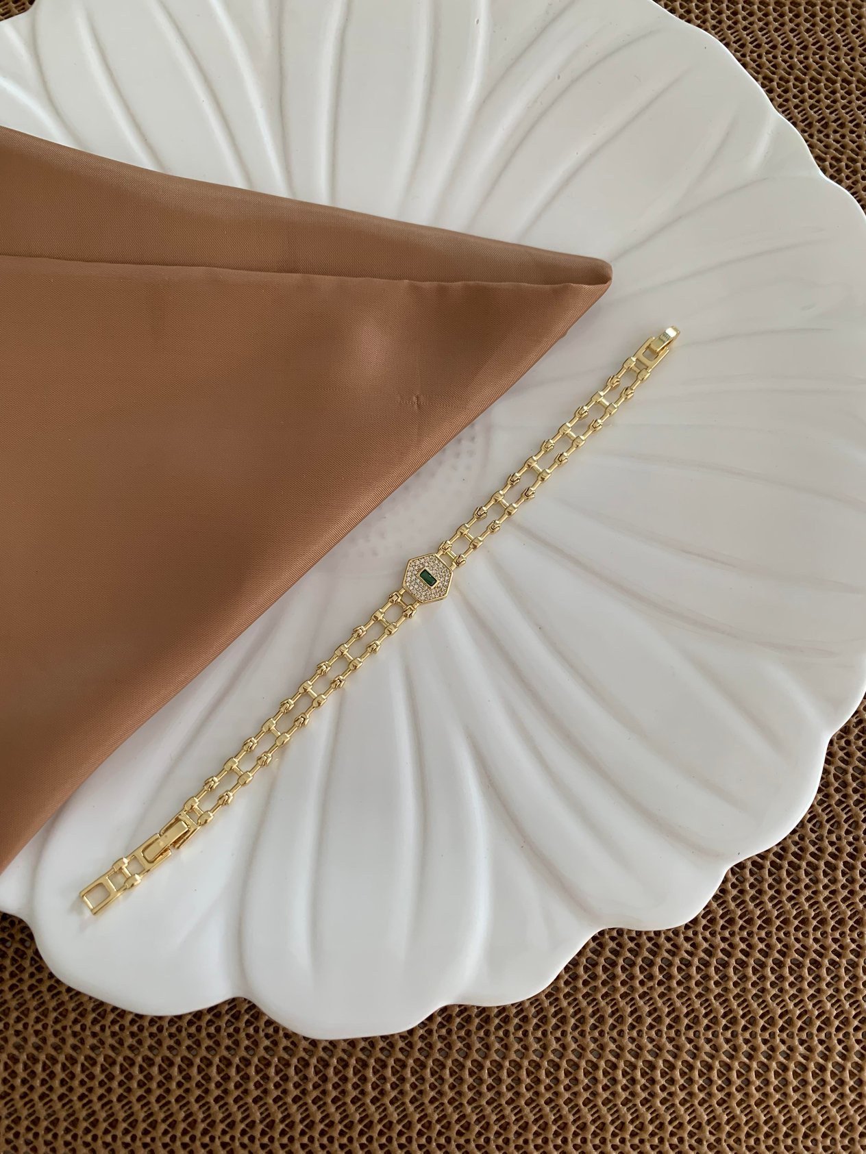 Vip Gold Zirkon Taşlı Ortası Beşgen Yeşil Taşlı Bileklik