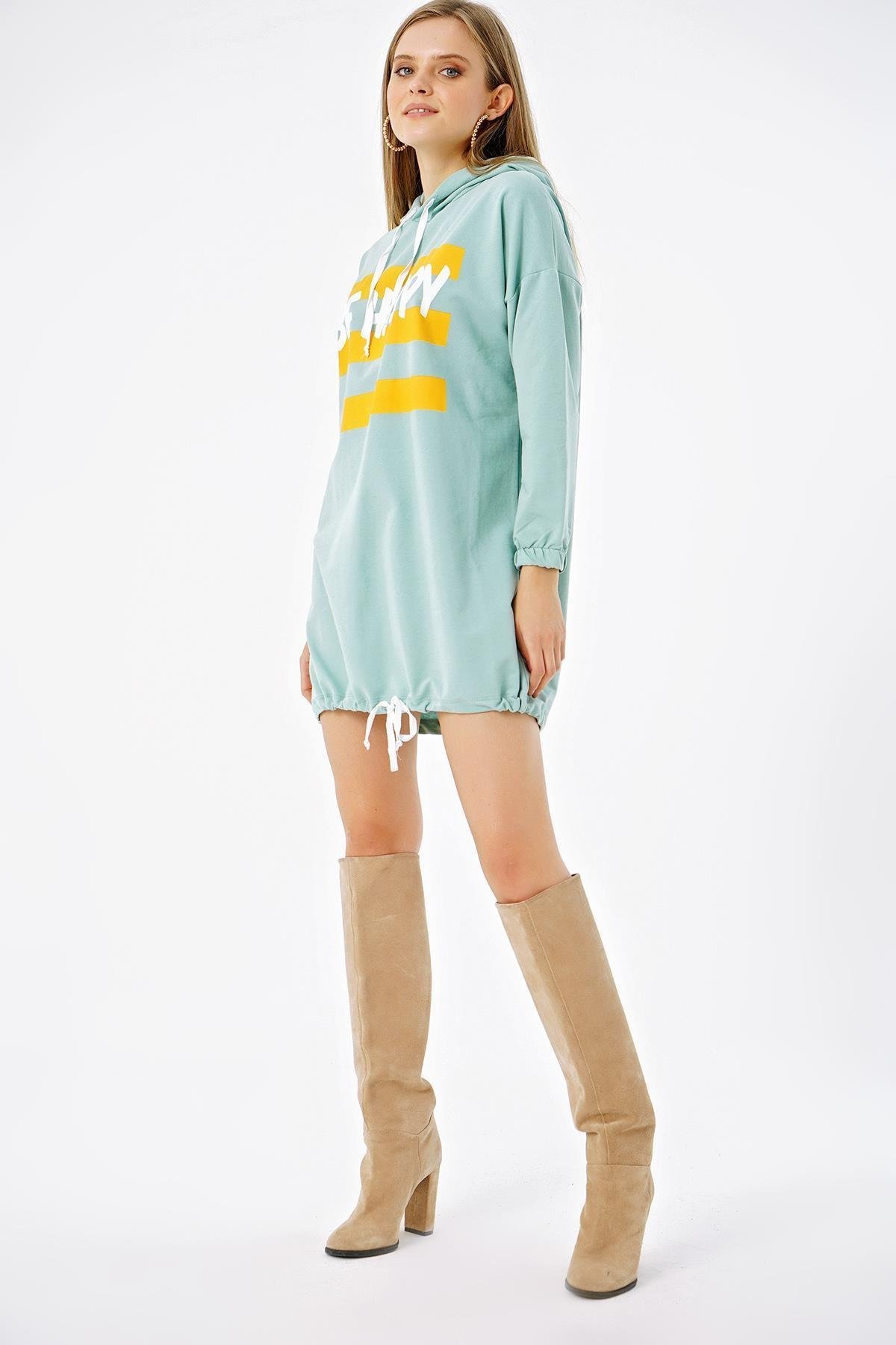 Be Happy Baskılı Eteği Büzgülü Kapüşonlu Oversize Sweat Elbise