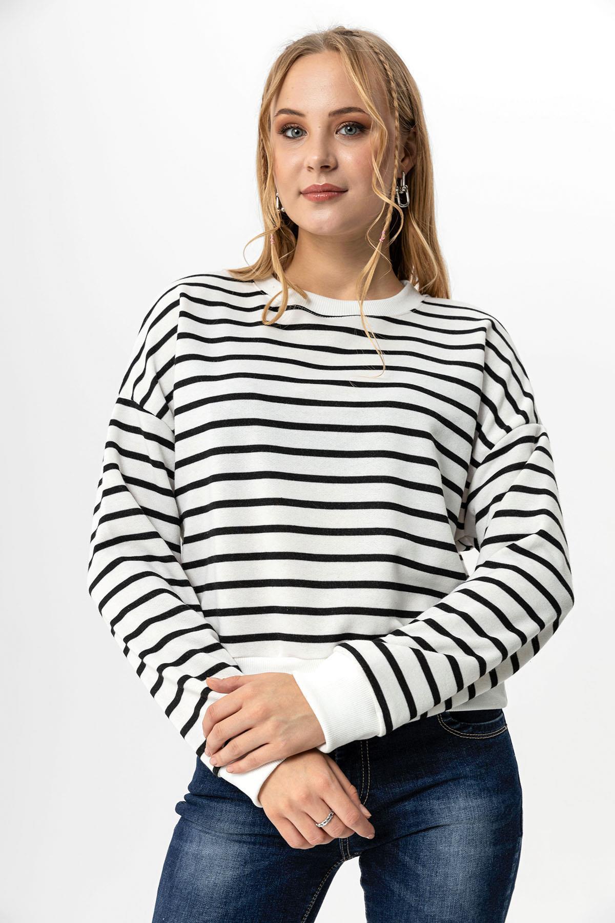 Kadın Bisiklet Yaka Çizgi Desenli Sweatshirt