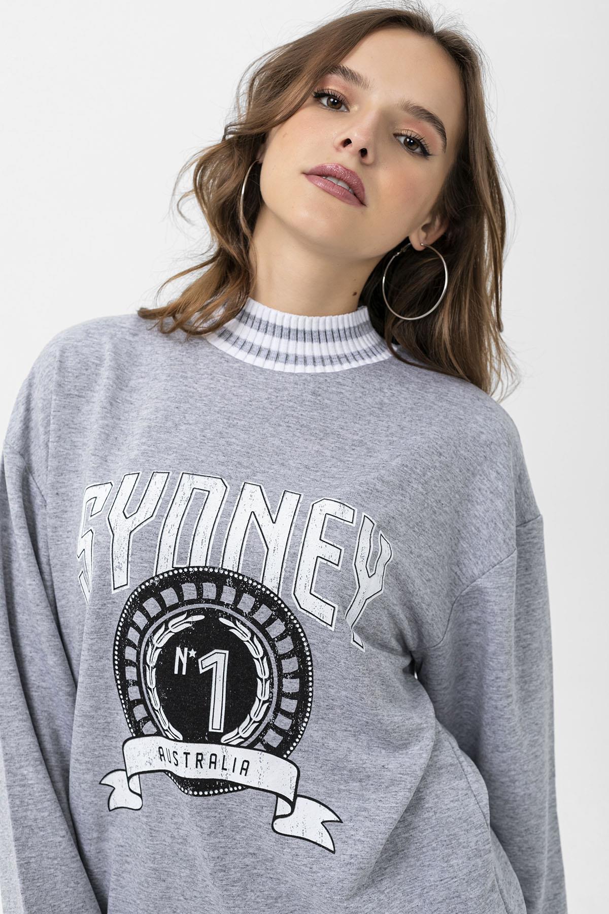 Kadın Ön Baskı Detaylı Yaka Ribanalı Oversize Kolej Sweatshirt