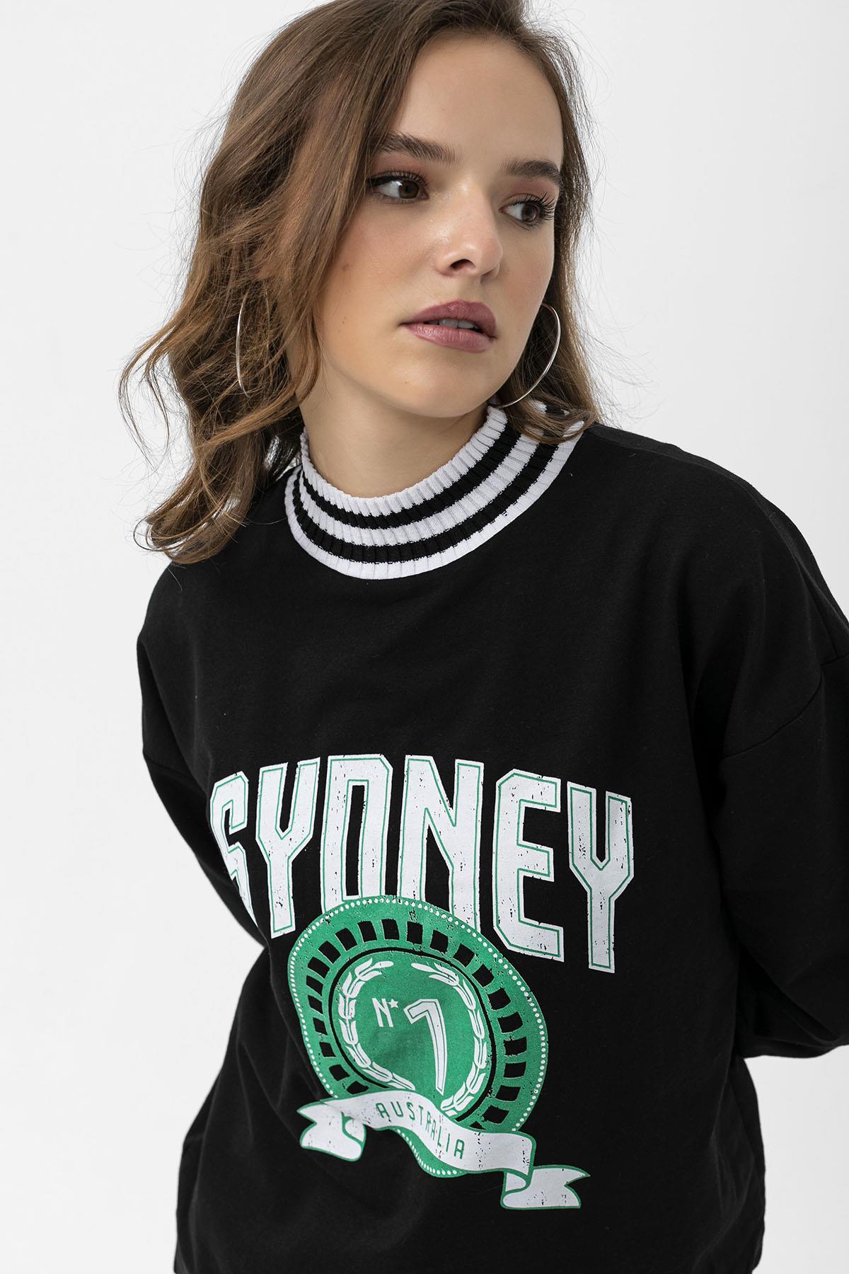 Kadın Ön Baskı Detaylı Yaka Ribanalı Oversize Kolej Sweatshirt
