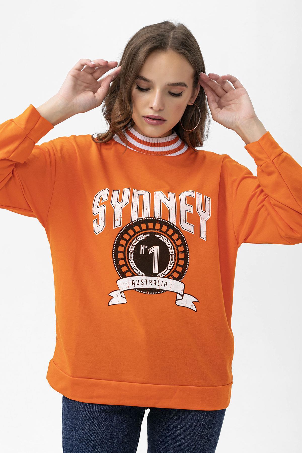 Kadın Ön Baskı Detaylı Yaka Ribanalı Oversize Kolej Sweatshirt