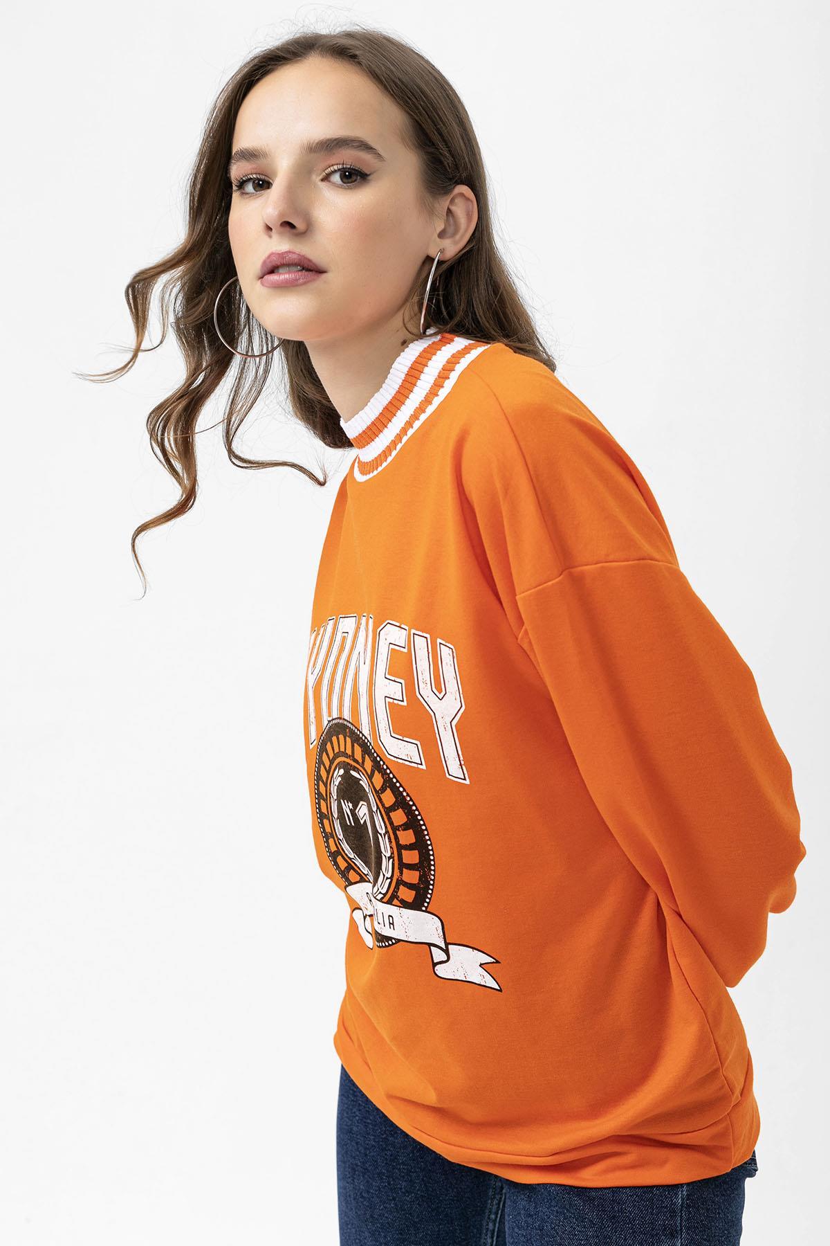 Kadın Ön Baskı Detaylı Yaka Ribanalı Oversize Kolej Sweatshirt