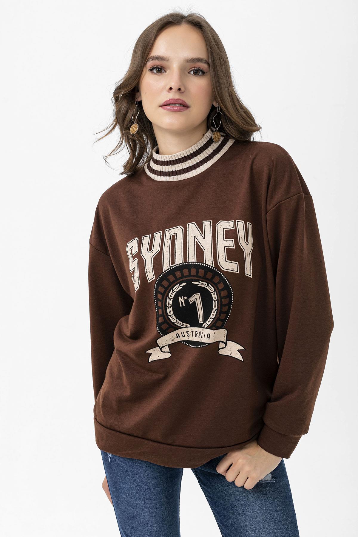 Kadın Ön Baskı Detaylı Yaka Ribanalı Oversize Kolej Sweatshirt