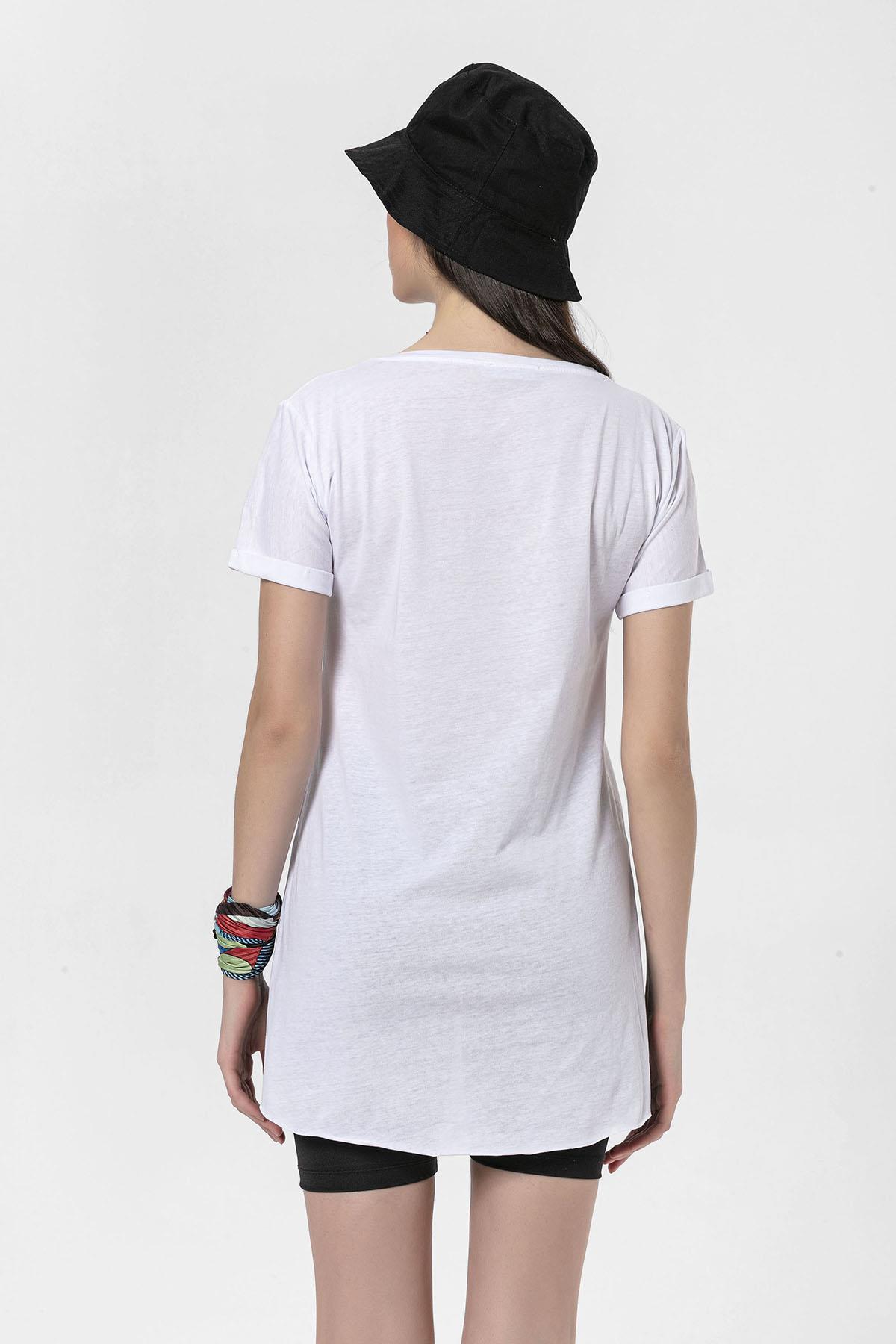 Kadın Önü Baskılı Bisiklet Yaka Yırtmaçlı T-Shirt