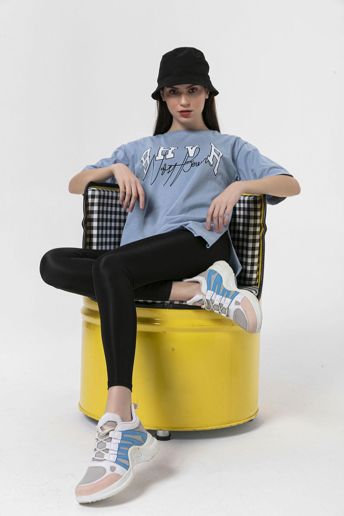 Kadın Önü Baskılı Yan Yırtmaç Detaylı Oversize T-Shirt