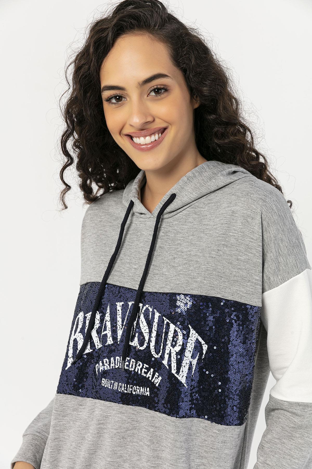 Kadın Önü Pul İşlemeli Kapüşonlu Sweatshirt