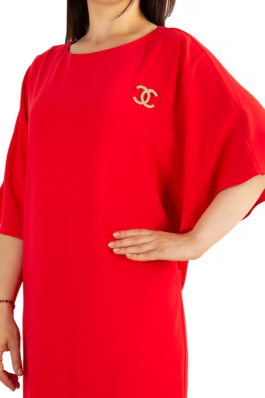 Batwing Plain Dress With Brooch Detail - Red