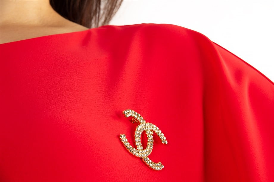 Batwing Plain Dress With Brooch Detail - Red
