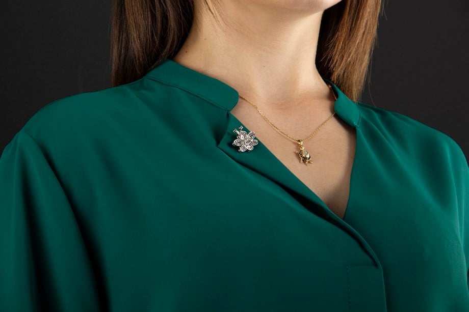 V Neck Big Size Blouse With Bee Brooch Detail - Emerald Green