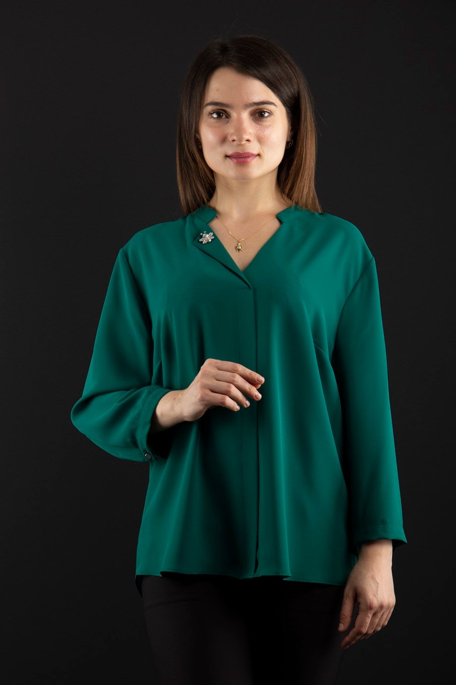 V Neck Big Size Blouse With Bee Brooch Detail - Emerald Green