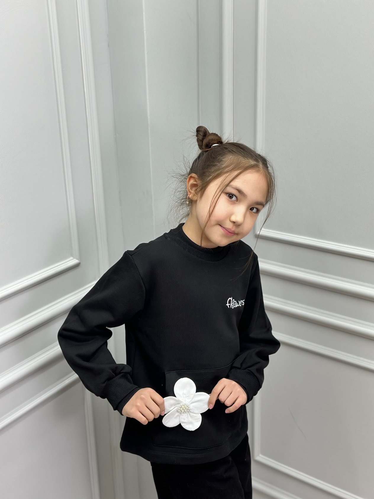 ÇİÇEK DETAYLI SİYAH SWEAT