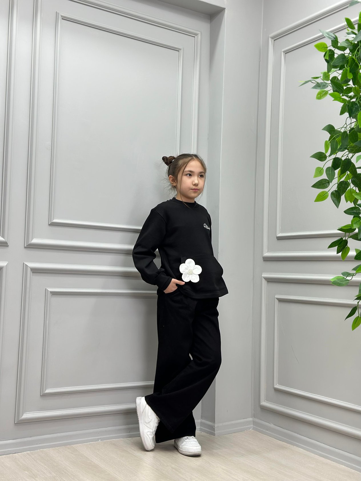 ÇİÇEK DETAYLI SİYAH SWEAT
