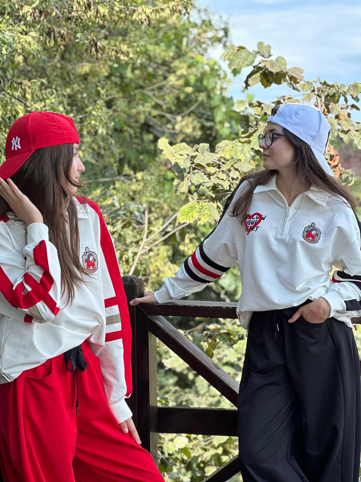 SİYAH ÇİZGİLİ FERMUARLI SWEATSHIRT