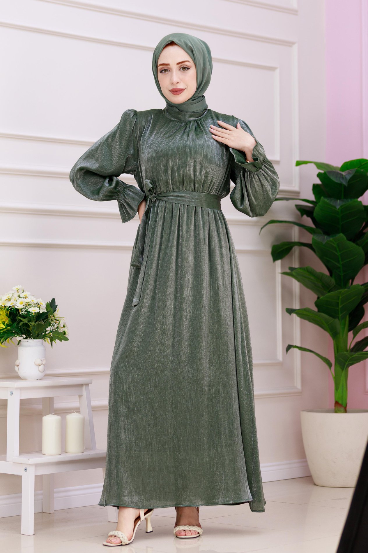 Shimmery dress with large sleeves - green color 