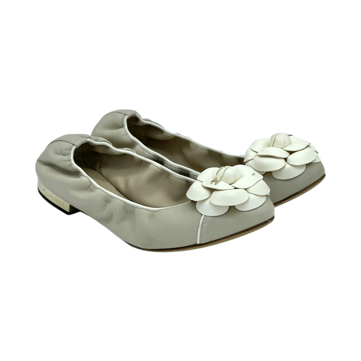  Chanel Beige Leather White Camellia Scrunch Ballet Flats 39C CHANEL  