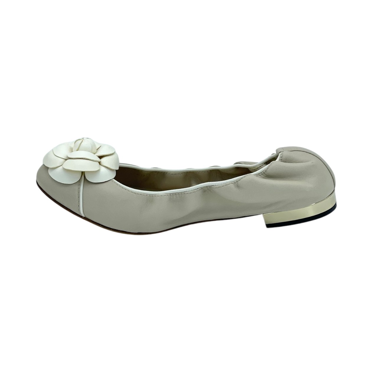  Chanel Beige Leather White Camellia Scrunch Ballet Flats 39C CHANEL  