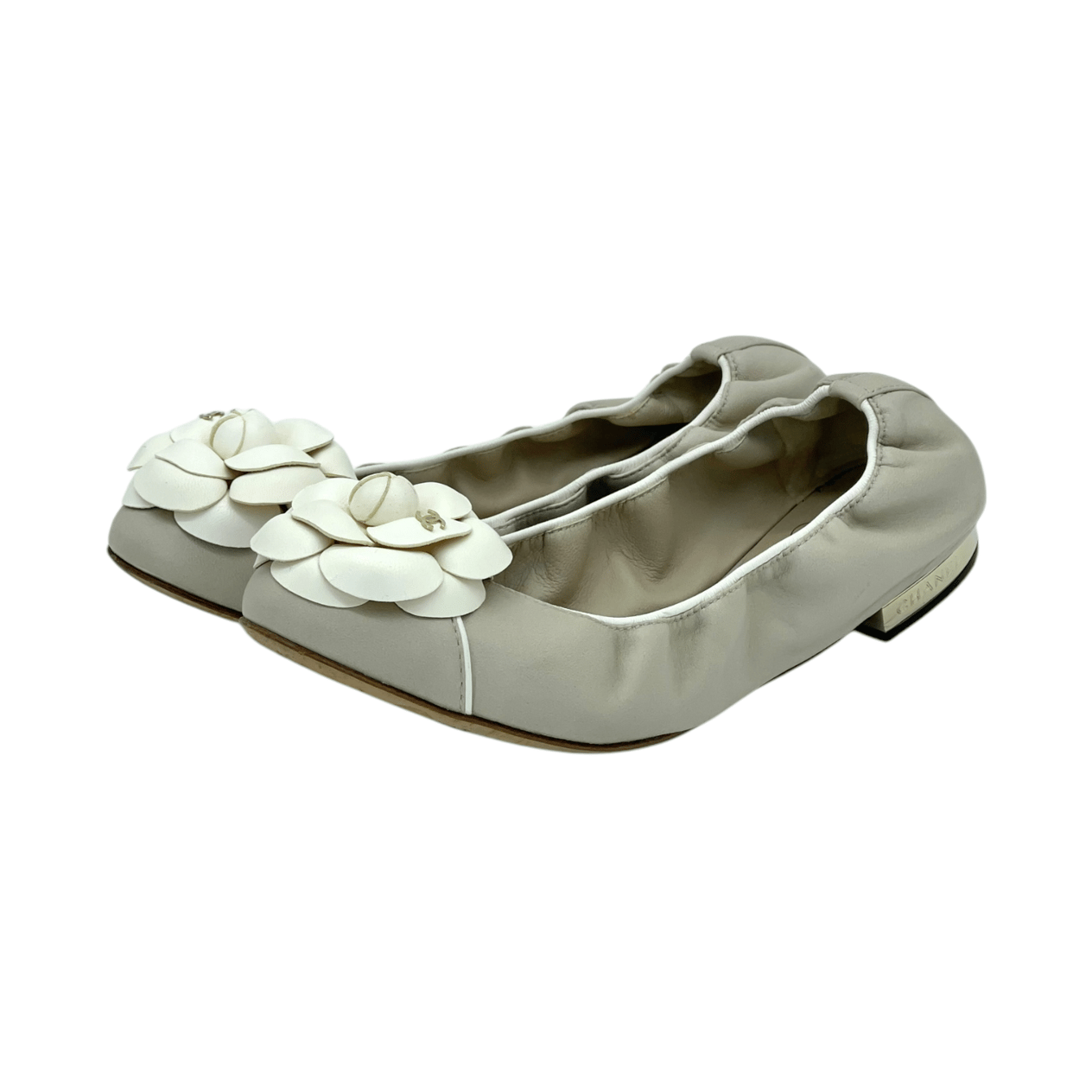  Chanel Beige Leather White Camellia Scrunch Ballet Flats 39C CHANEL  