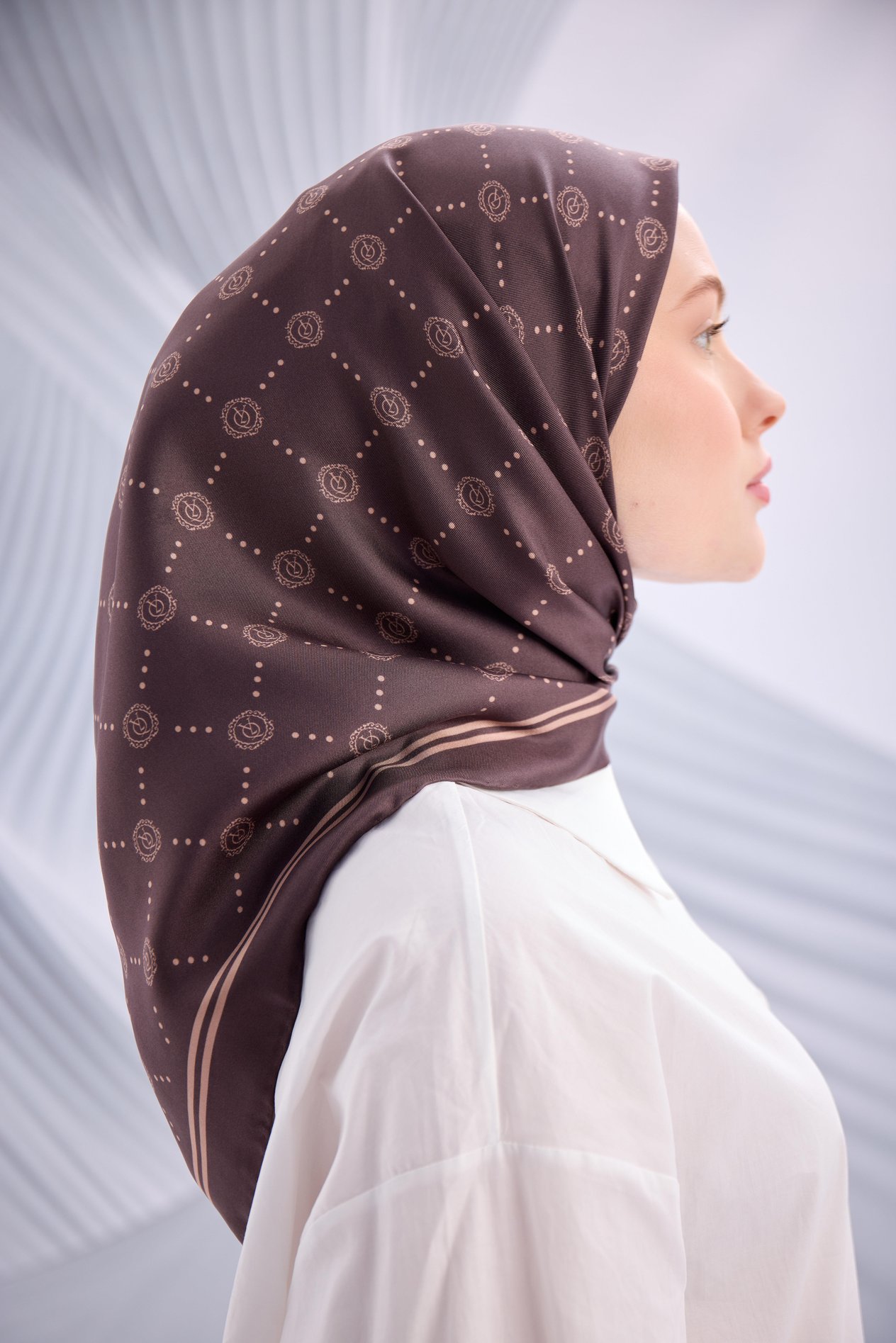 KAHVE TWİLL İPEK MONOGRAM EŞARP-YQ01003