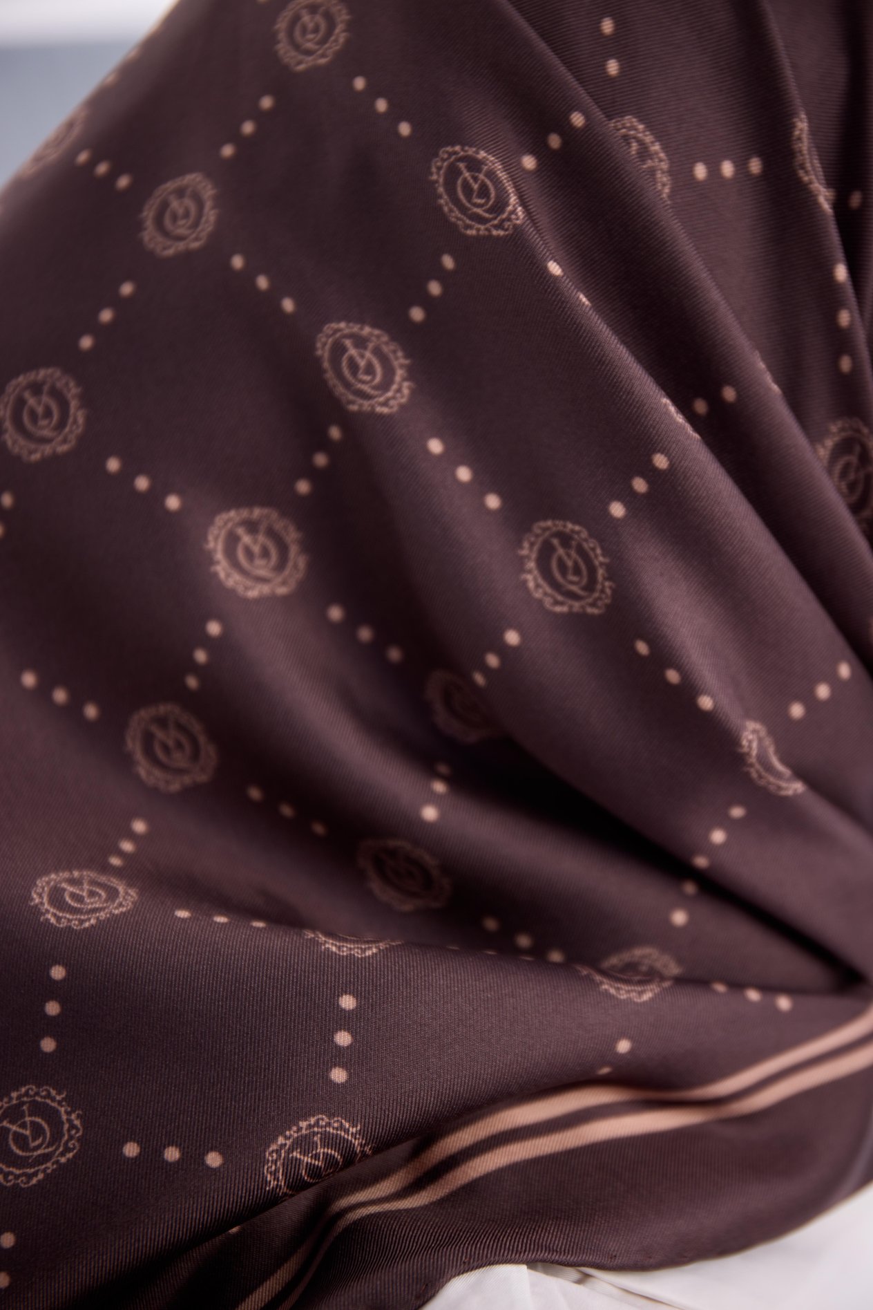 KAHVE TWİLL İPEK MONOGRAM EŞARP-YQ01003