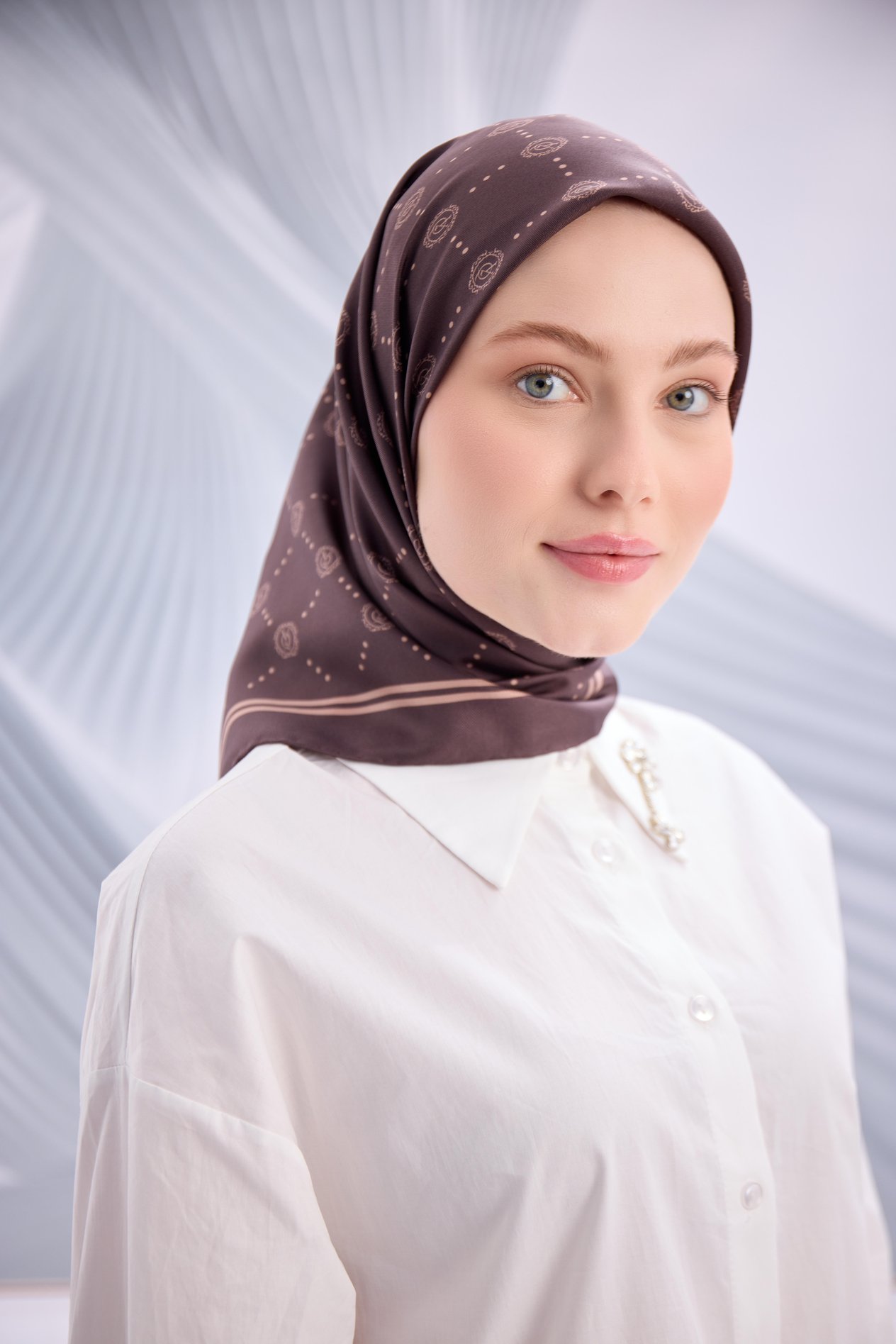 KAHVE TWİLL İPEK MONOGRAM EŞARP-YQ01003
