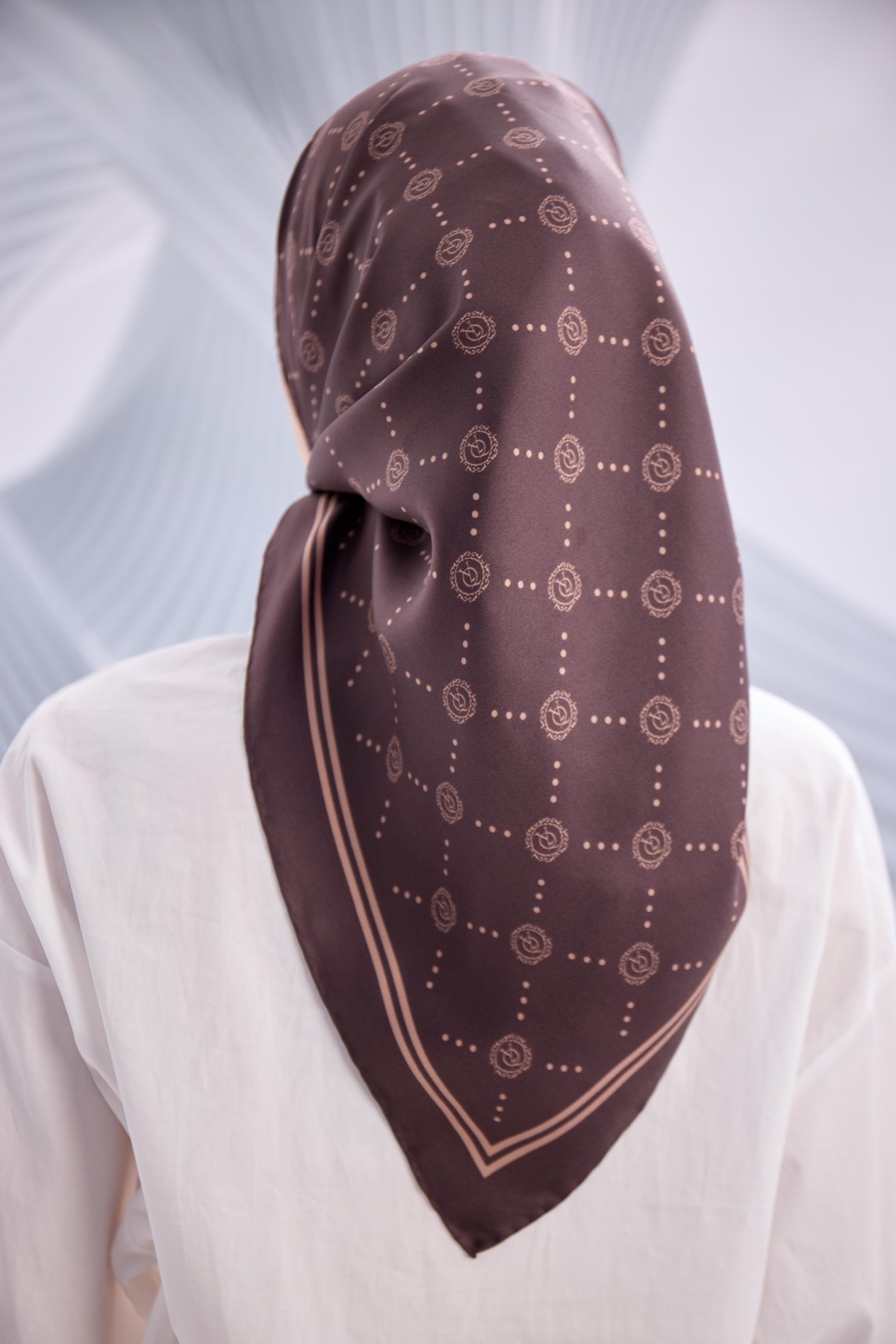 KAHVE TWİLL İPEK MONOGRAM EŞARP-YQ01003