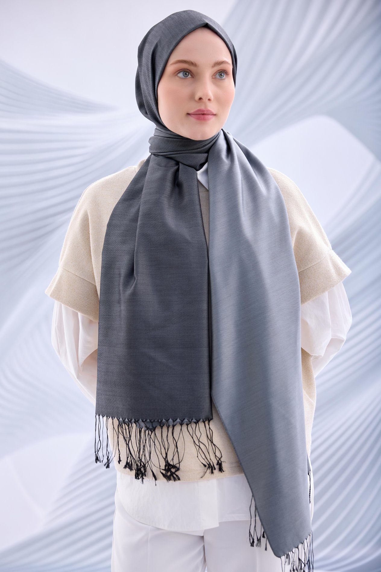 SİYAH-GRİ DÜZ PÜSKÜLLÜ İPEK ŞAL-YQ02003