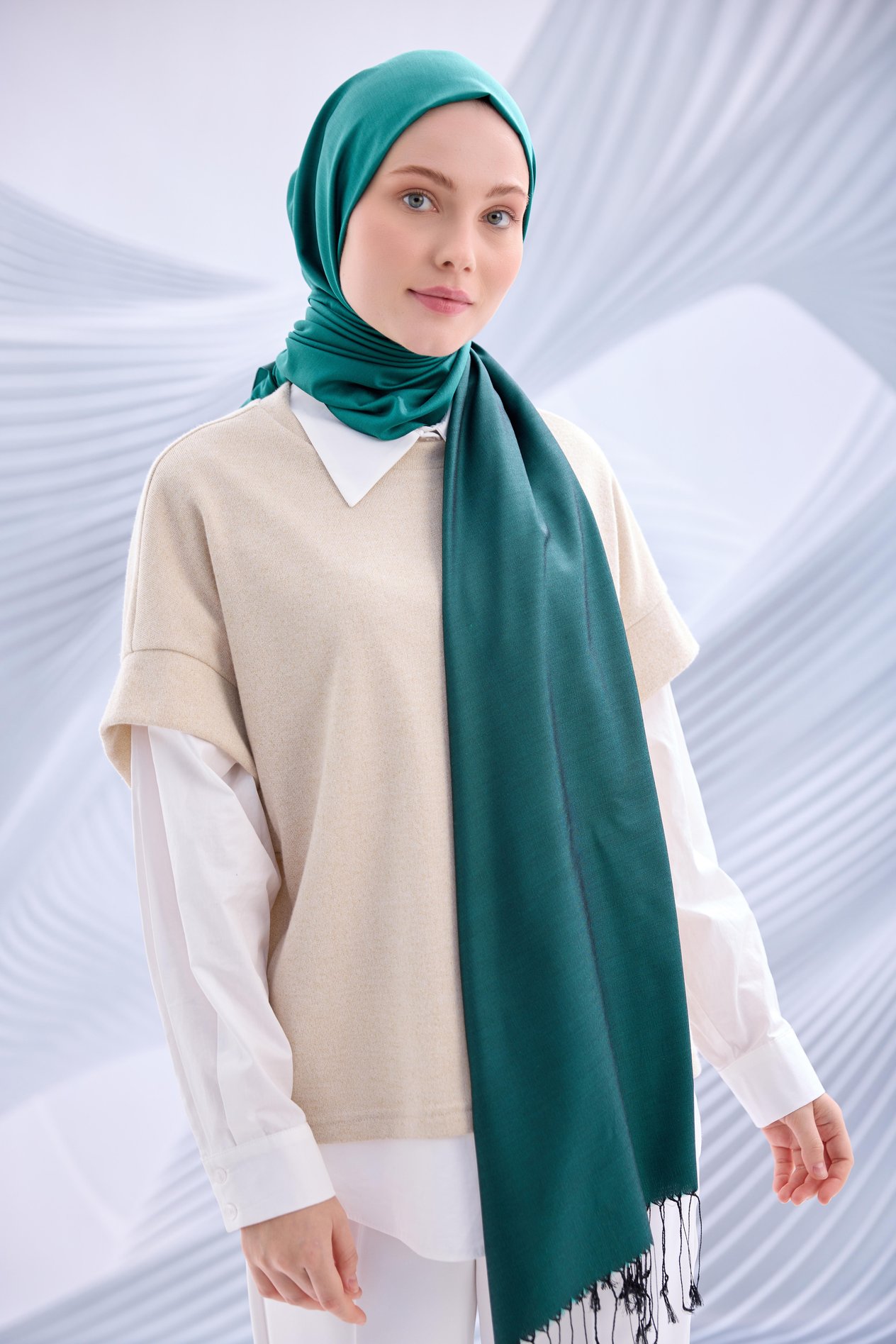 SİYAH-YEŞİL DÜZ PÜSKÜLLÜ İPEK ŞAL-YQ02003