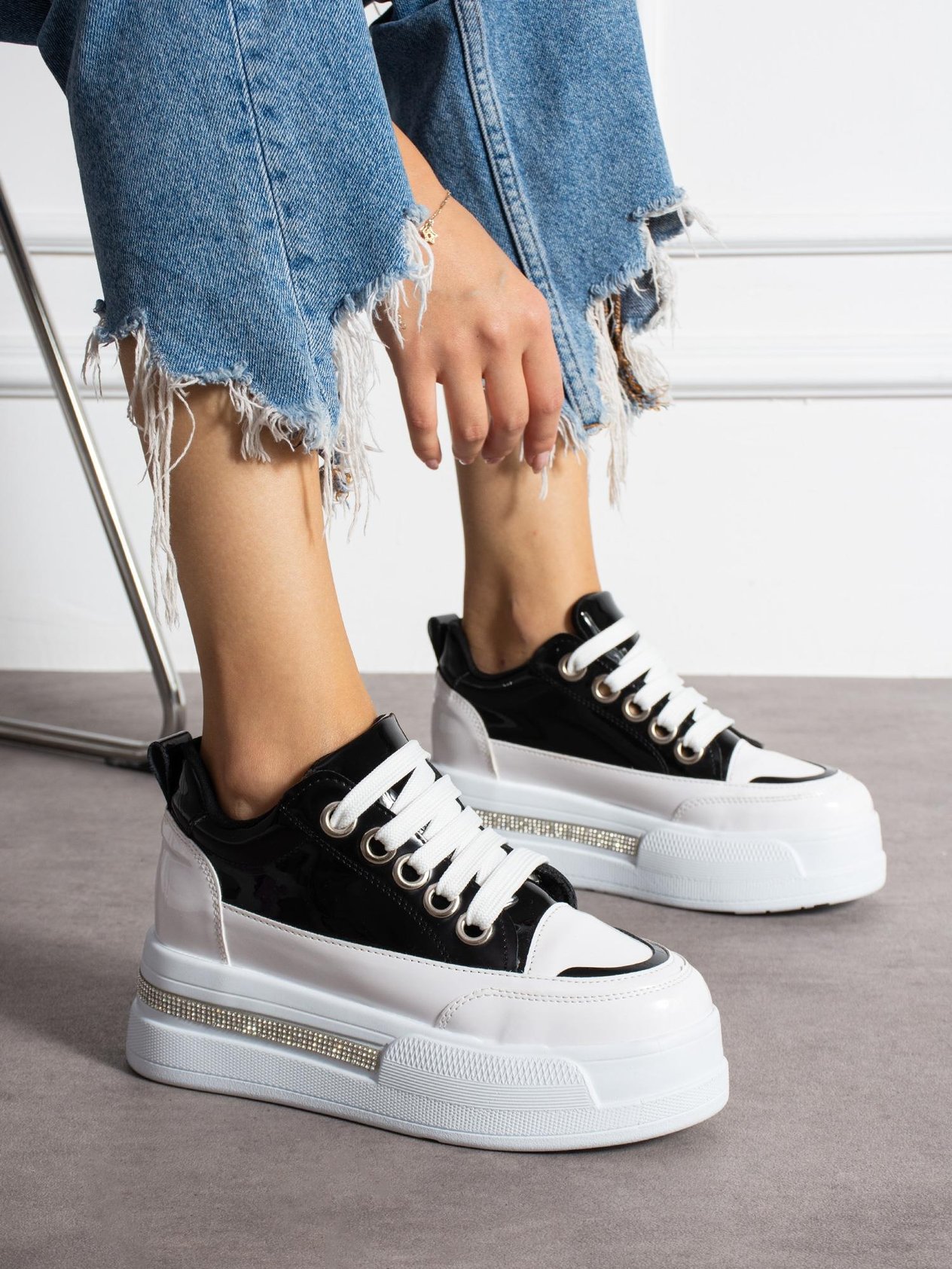 FEMİ Beyaz Rugan Taş Detay Kadın Sneakers